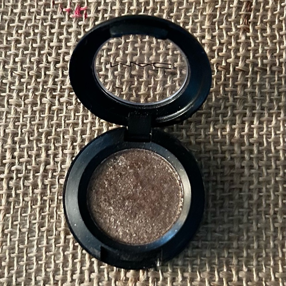 Mac eyeshadow Tempting